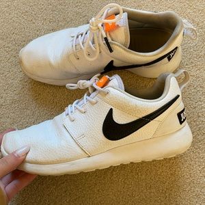 ORANGE ACCENTED NIKE SNEAKERS